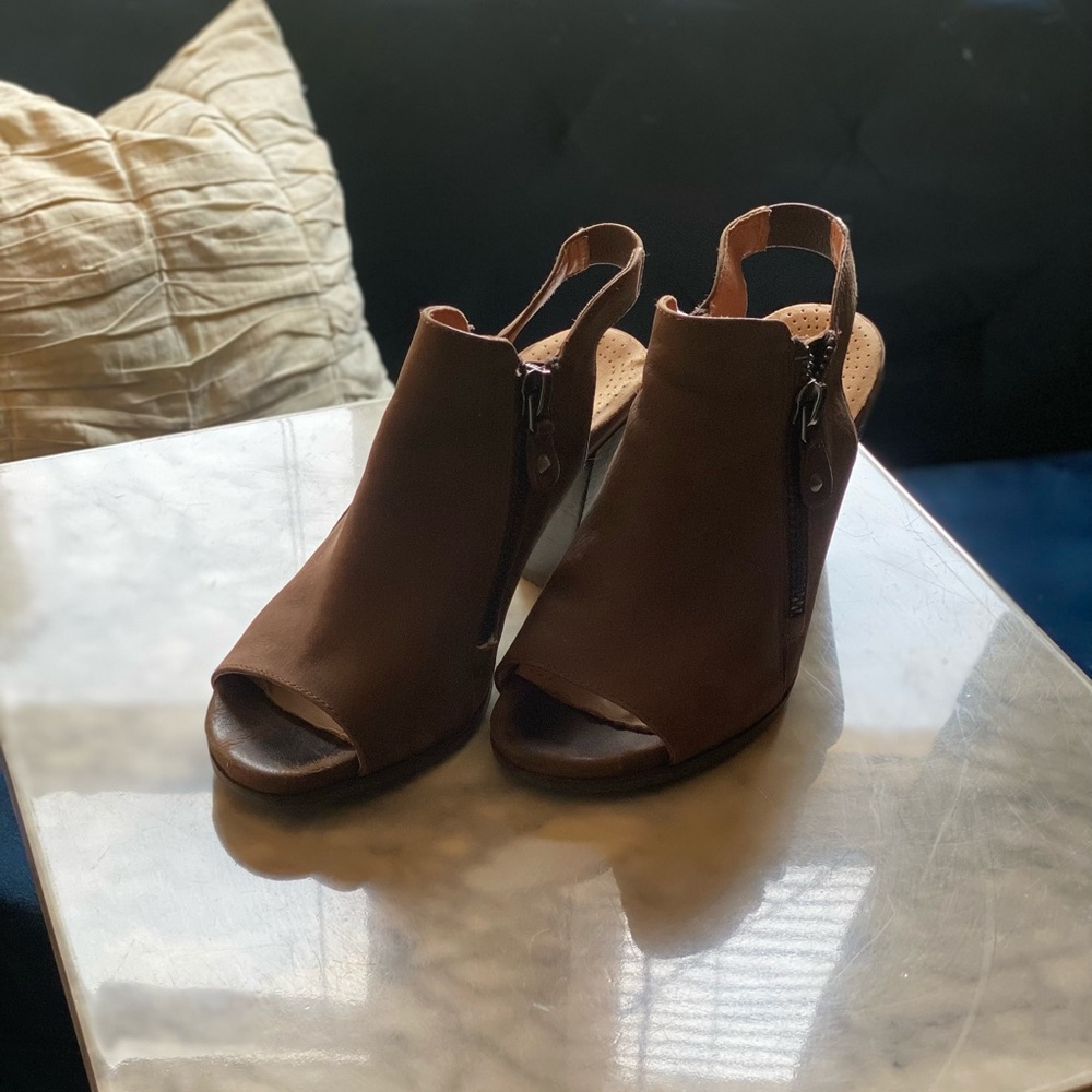 Gentle Souls by Kenneth Cole Brown Open-Toed Heel